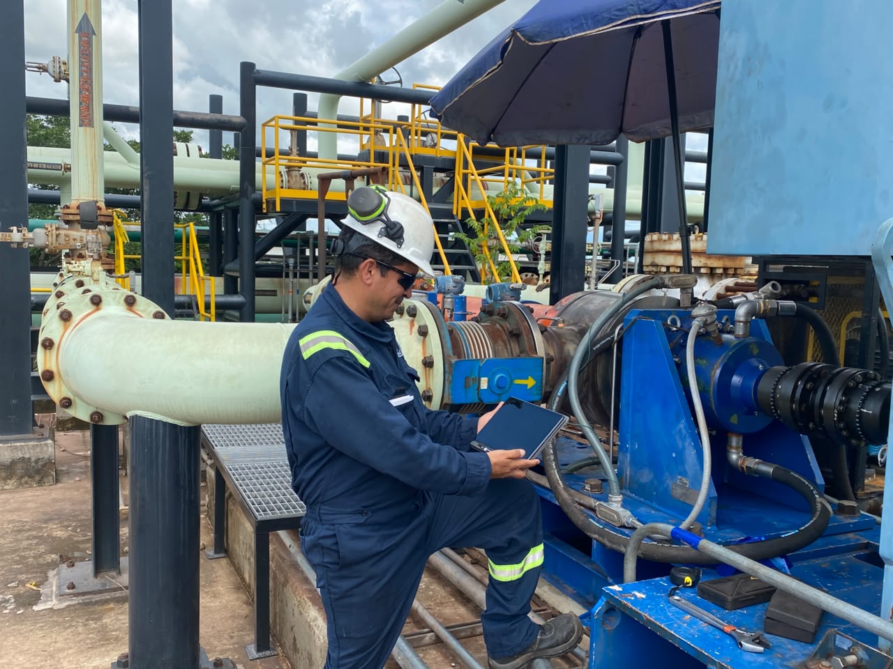 Técnico de EGM inspeccionando una bomba de inyección en campo